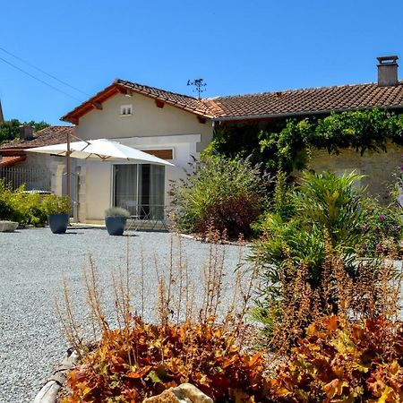 Grande Chambre D'Hote Les Chats-Pitres La Rochette (Charente) Exterior foto